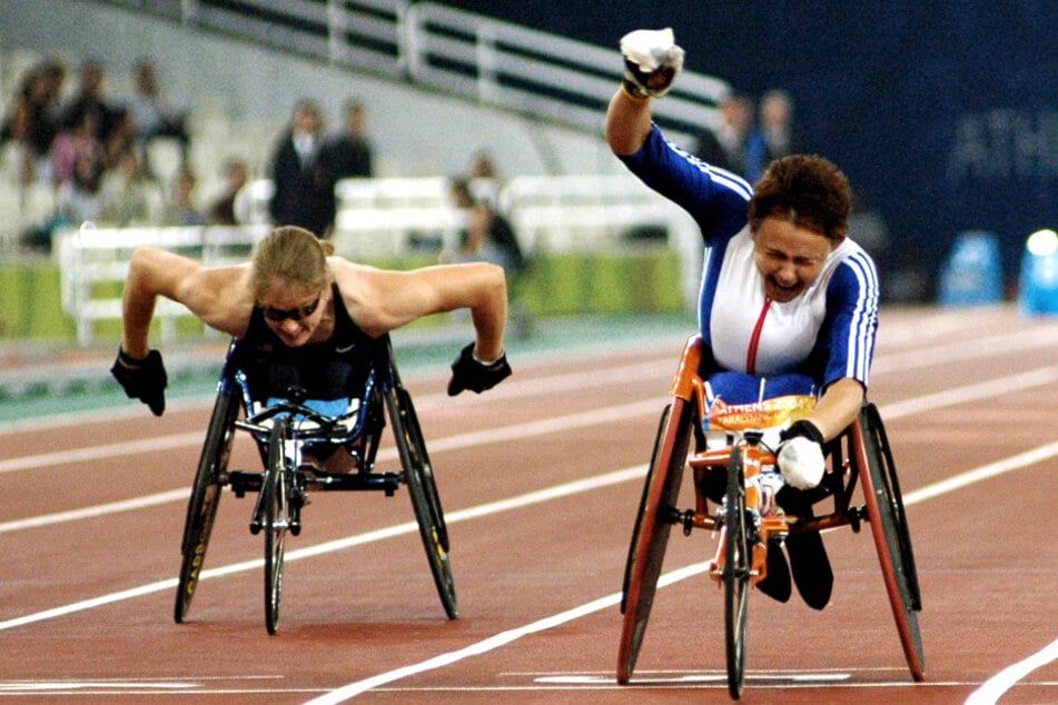 Beschwerliche Reise nach Paris: Paralympics-Ikone muss aus Zug kriechen!