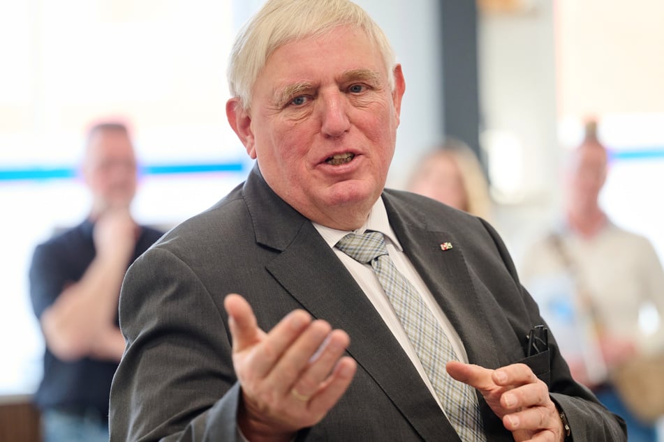 NRW-Arbeitsminister Karl-Josef Laumann (68, CDU) wünscht sich mehr Zusammenhalt von Arbeitgebern und Arbeitnehmern.