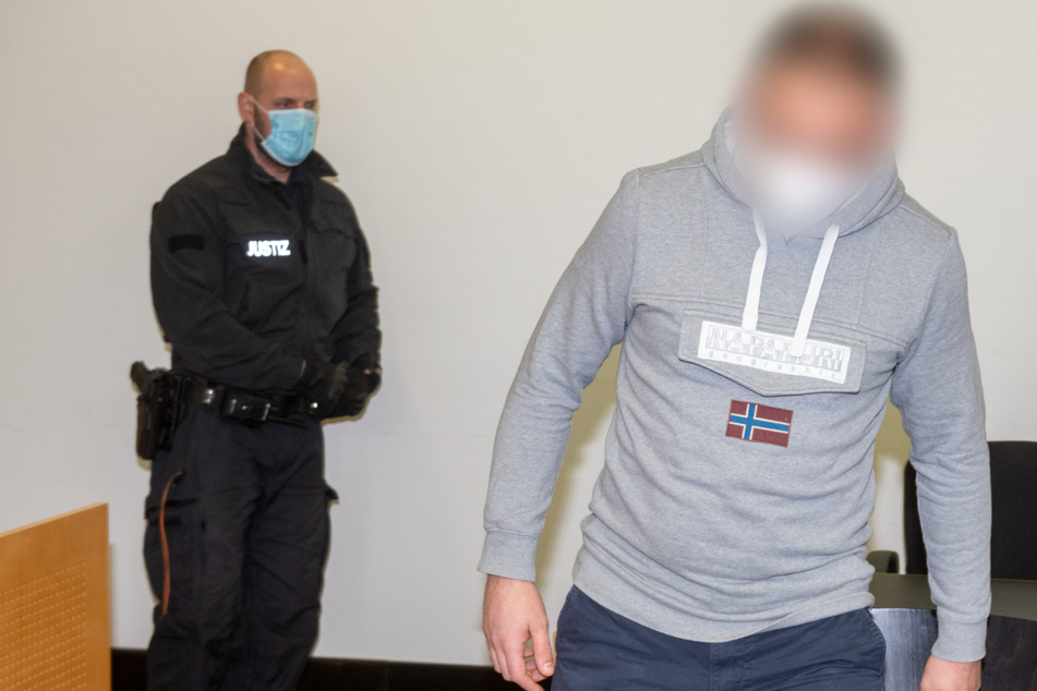 Der Angeklagte (r) geht im Strafjustizzentrum zur Anklagebank. Der Angeklagte soll zwei Jugendlichen Drogen verkauft haben, an denen die beiden zu Tode kamen.