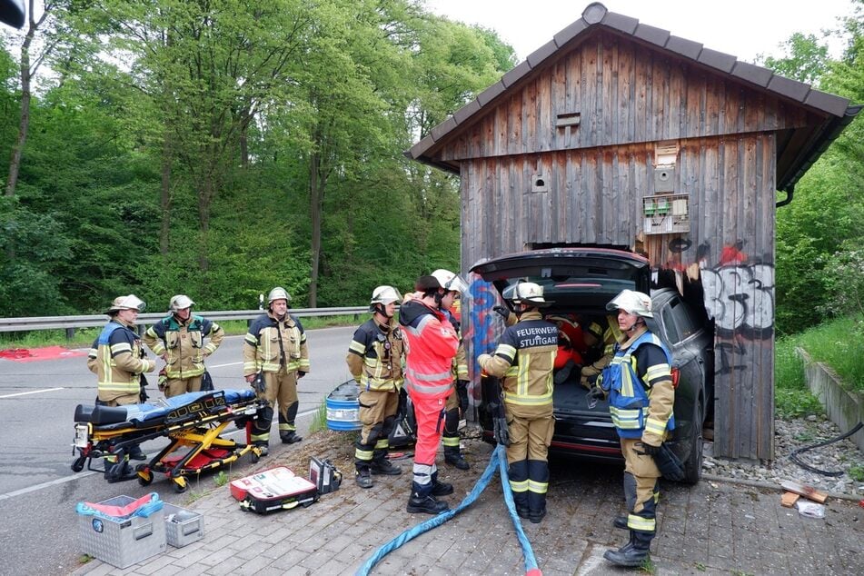 Der Wagen steckte zur Hälfte in der Hütte am Fahrbahnrand.