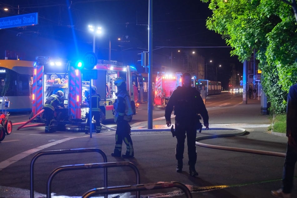 Polizei und Feuerwehr am Sonntagabend am Adler. Im Zuge des Einsatzes musste die Kreuzung teilweise gesperrt werden.