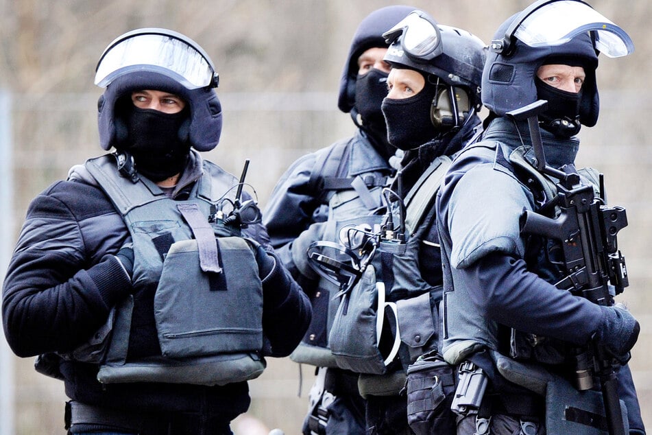 Köln: SEK-Einsatz in Köln: Mann verschanzt sich mit Machete