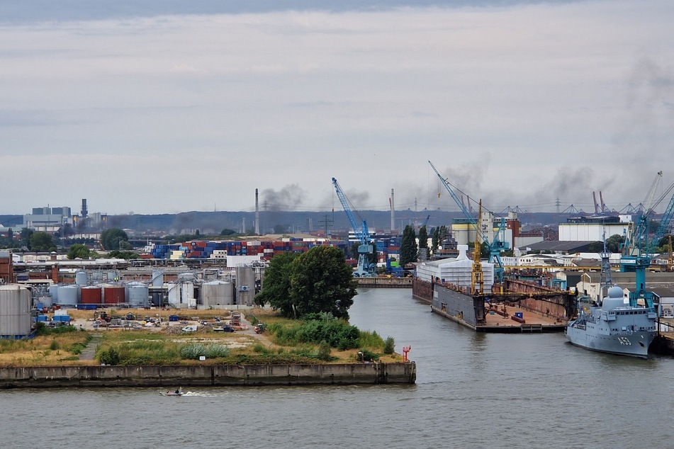 Dunkler Rauch zog am Dienstagmorgen über den Hamburger Hafen.