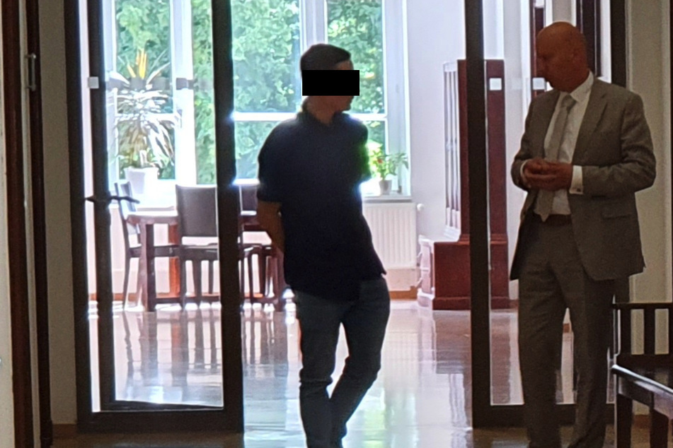 Azubi Philipp S. (23, l.), hier im Gespräch mit seinem Anwalt, hatte keine Chance rechtzeitig zu bremsen.