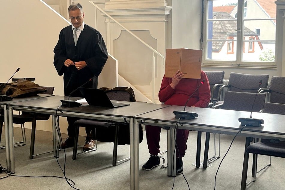 Dem Angeklagten wird Anstiftung zum sexuellen Missbrauch von Kindern vorgeworfen.