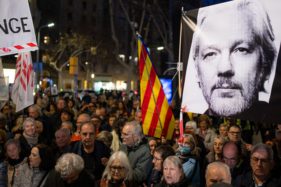 Zahlreiche Menschen weltweit, so wie hier in Barcelona, nehmen an Kundgebungen für die Freiheit von WikiLeaks-Gründer Julian Assange (52) teil.