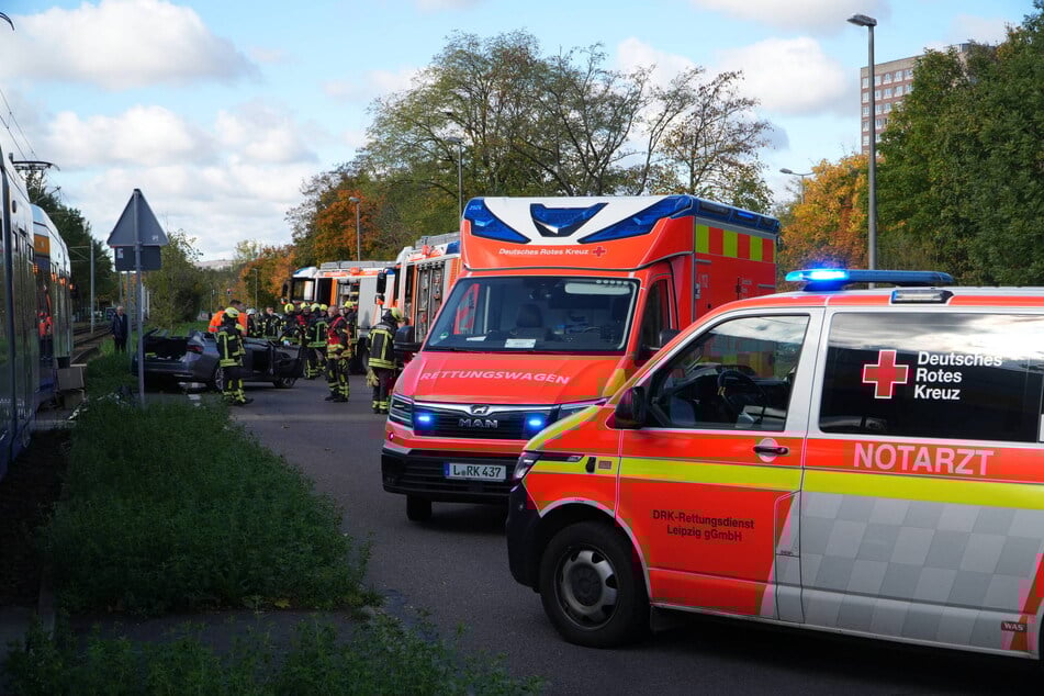 Die Rettungskräfte waren mit zahlreichen Fahrzeugen und Einsatzkräften vor Ort.