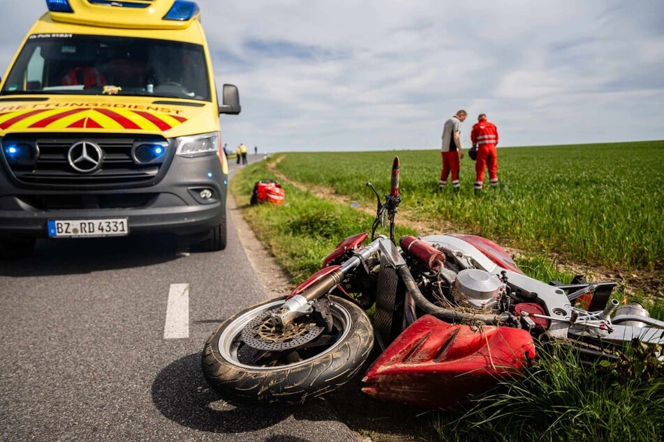 Tödlicher Unfall in Sachsen: Motorradfahrerin überschlägt sich
