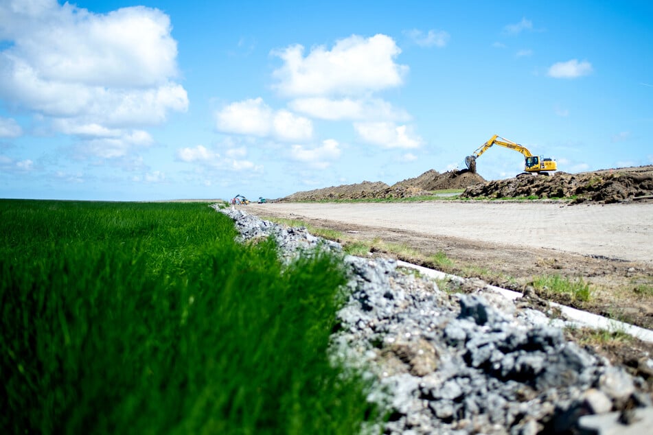 Ostfriesland: Deichabschnitte wurden diesem Jahr erhöht. In einem jahrelangen Bauvorhaben werden im Gebiet der Deichacht Krummhörn die Küstenschutzbauwerke verstärkt.