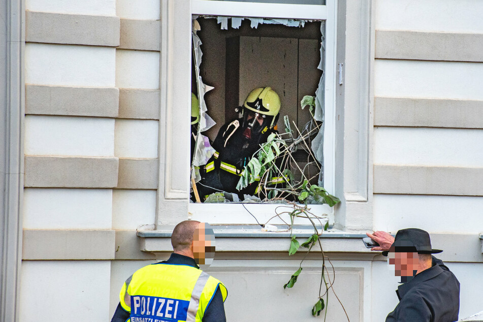 Kein Fenster blieb heil: In der Döbelner Schillerstraße ereignete sich in der Erdgeschosswohnung eines 31-Jährigen eine gewaltige Explosion.