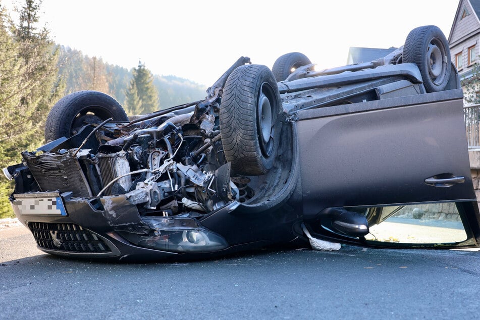 Das Auto landete infolge des Unfalls auf dem Dach.