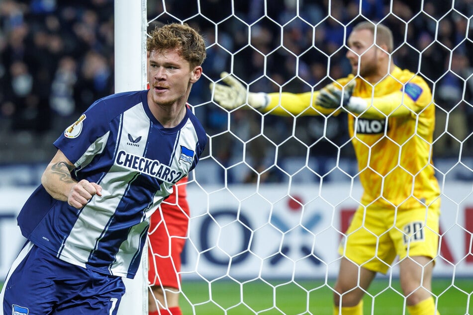 Sebastian Grönning (28) trifft per Kopf zur 2:0-Führung der Hertha.