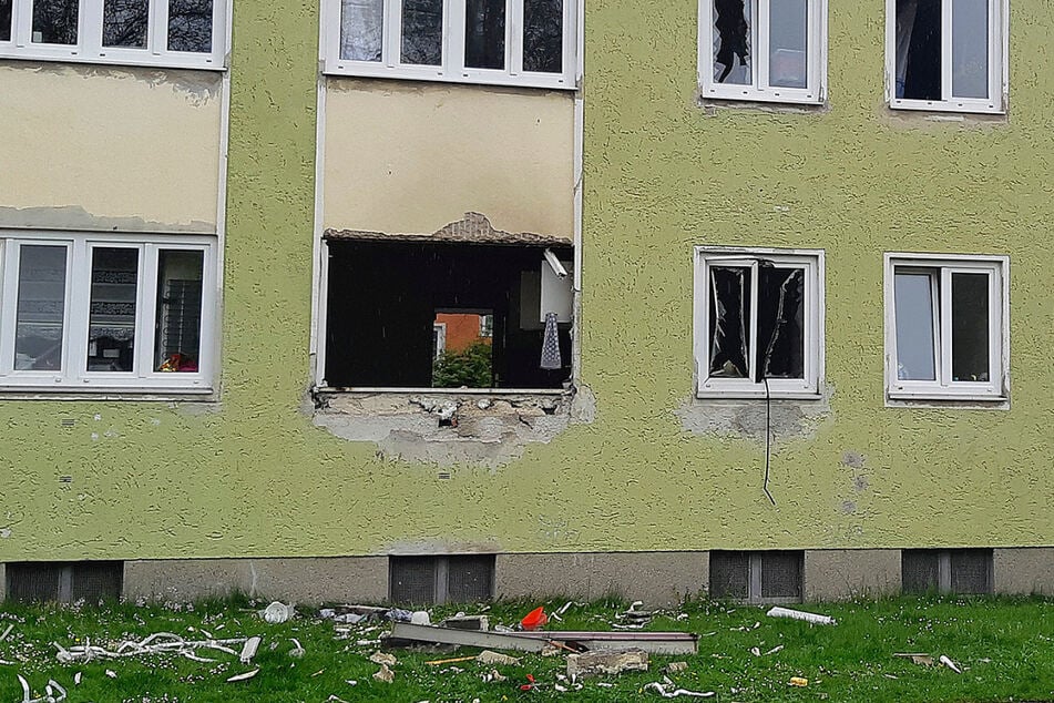 München: Geborstene Scheiben, herumliegende Trümmerteile: Mann nach Verpuffung schwer verletzt
