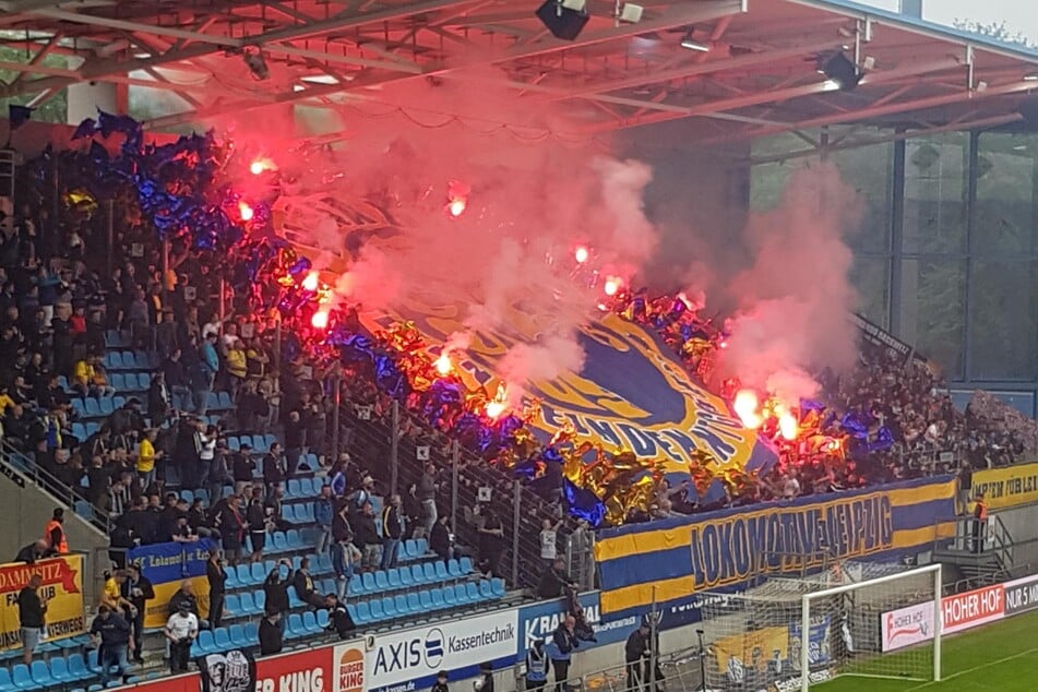 Beim Ostklassiker hatten beide Fanblöcke reichlich Pyrotechnik mitgebracht.