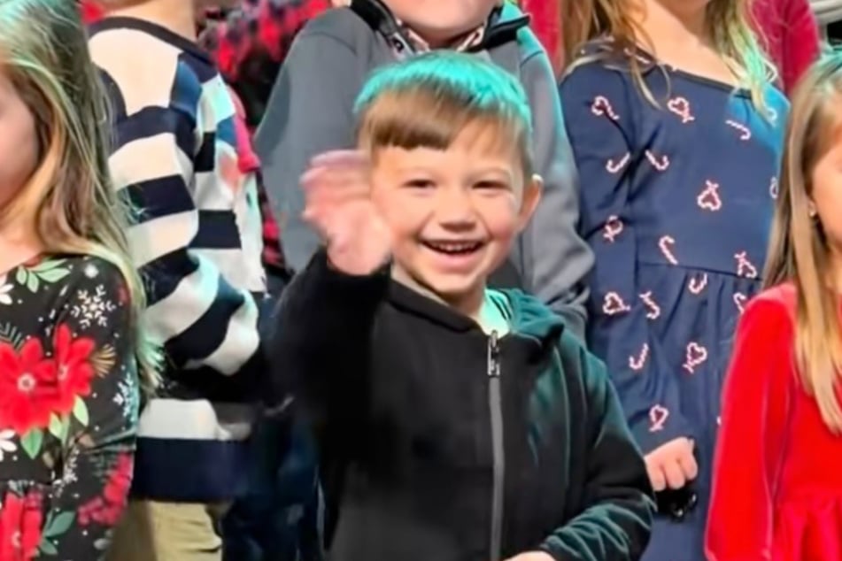 Dieser Moment lässt so viele Herzen schmelzen: Kaum sieht der Kleine seine Liebsten, winkt er ihnen erleichtert zu.