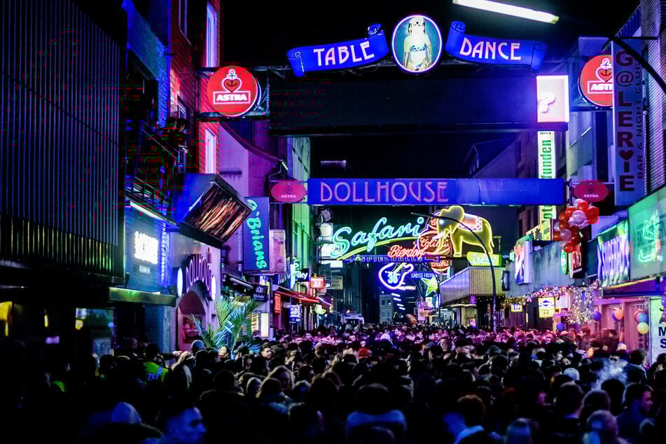 Eskalation auf der Reeperbahn: Mann geht auf Türsteher los und verletzt Unbeteiligte