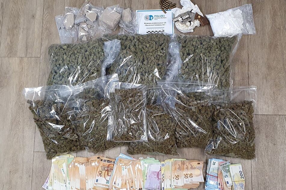 Die Beamten fanden bei den Durchsuchungen Drogen, Waffen und insgesamt 75.000 Euro Bargeld.