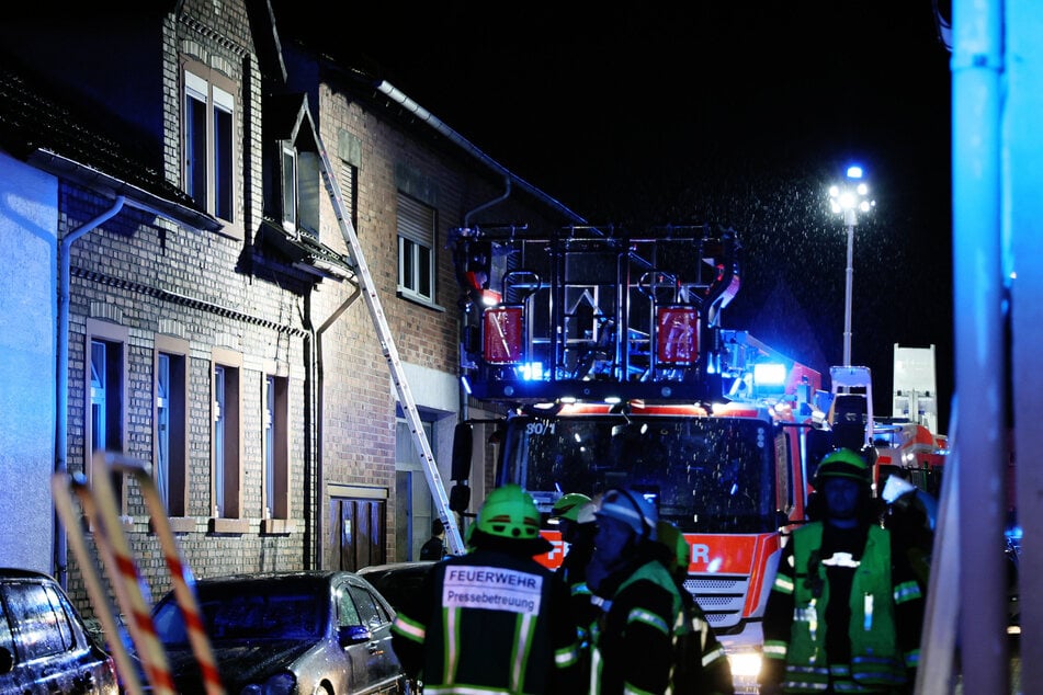Der Mann hatte wiederholt Gegenstände von seinem Dach auf die Feuerwehrleute geworfen.