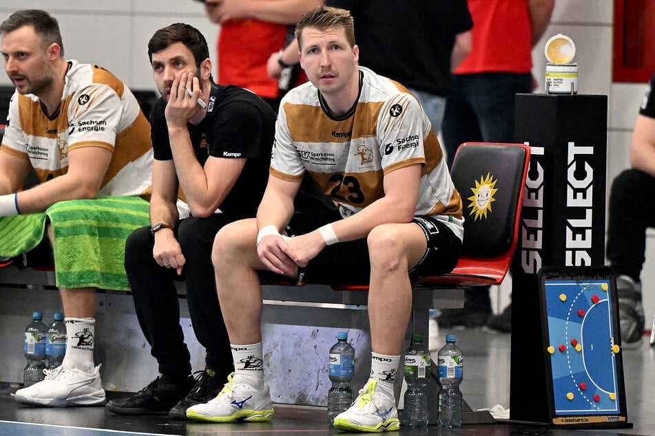 Eine Position, an die er sich gewöhnen muss: Ivar Stavast (28, r.) ist aufgrund seiner Handverletzung zum Zuschauen gezwungen.