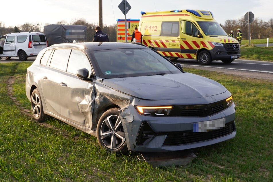 Der an dem Unfall beteiligte graue Opel Astra blieb erst auf einem Feld neben der S111 stehen.