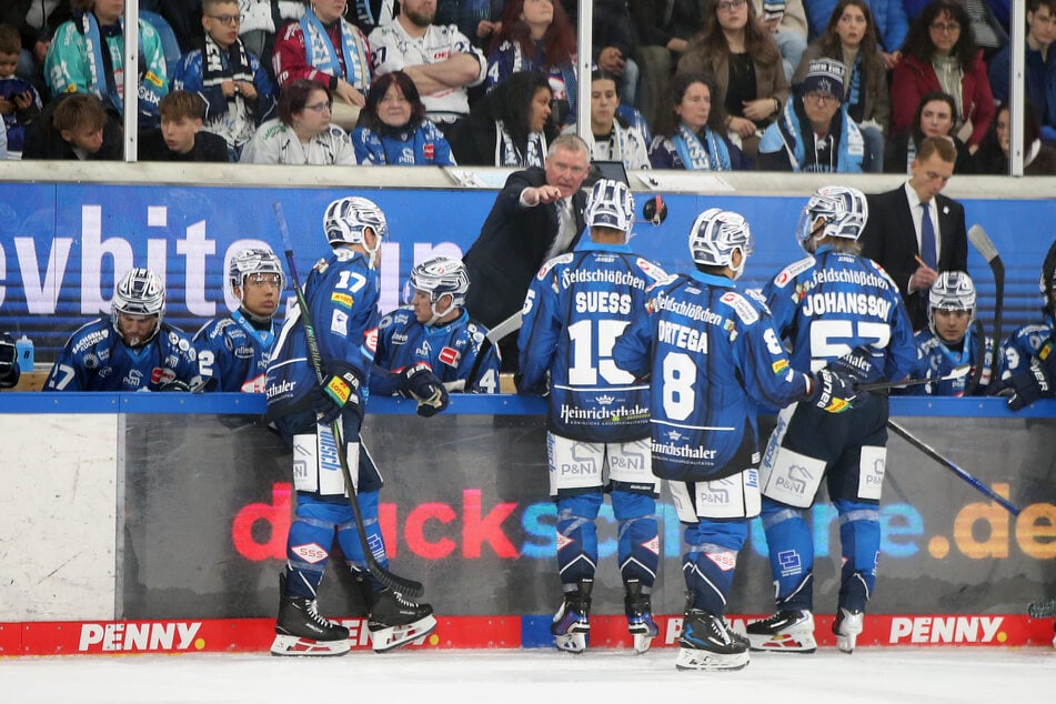 Eislöwen-Coach Niklas Sundblad (52, M.) sieht die Fehler seiner Spieler, aber er glaubt an sie und an das Ziel: Klassenerhalt.