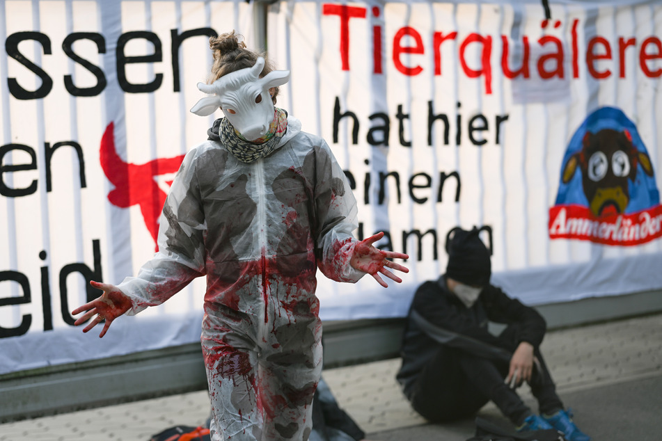 Die Gruppe "Animal Rebellion" protestiert vor einer Molkerei.