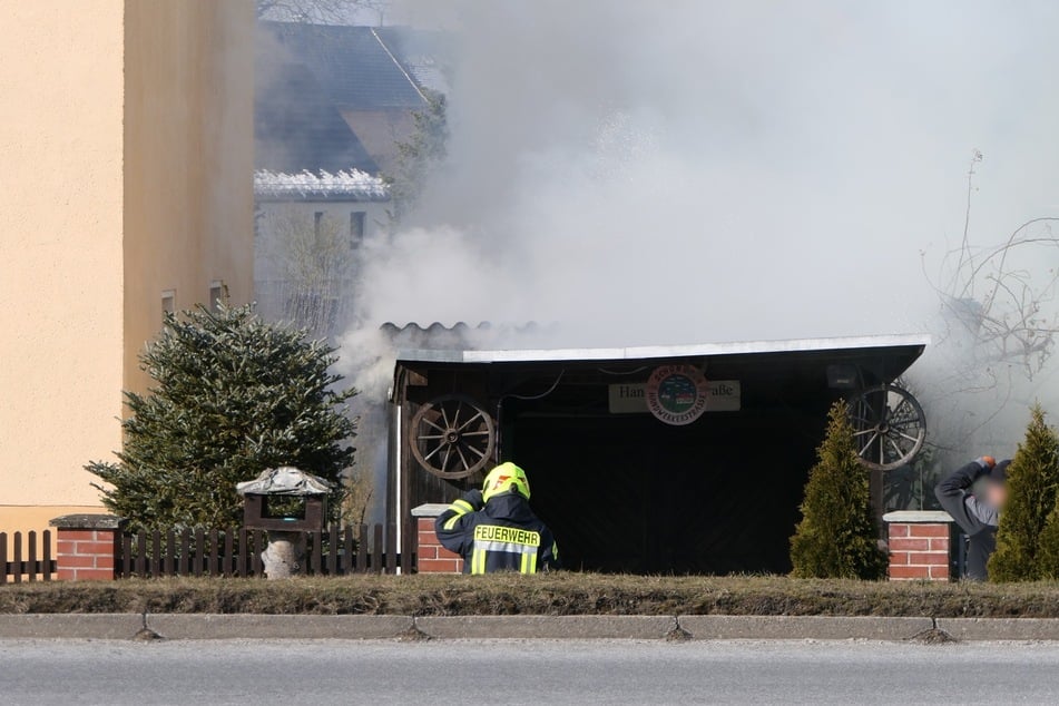 Das Feuer drohte, auf ein angrenzendes Wohnhaus überzugreifen. Die Feuerwehr konnte den Brand jedoch schnell unter Kontrolle bringen.