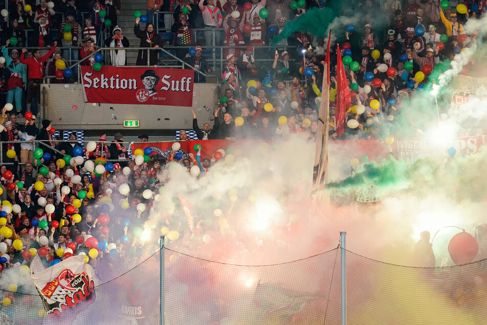 Die vielen mitgereisten lautstarken Kölner Fans verwandelten die Arena zeitweise in ein Heimspiel für die Geißböcke und zündeten auch Pyrotechnik.