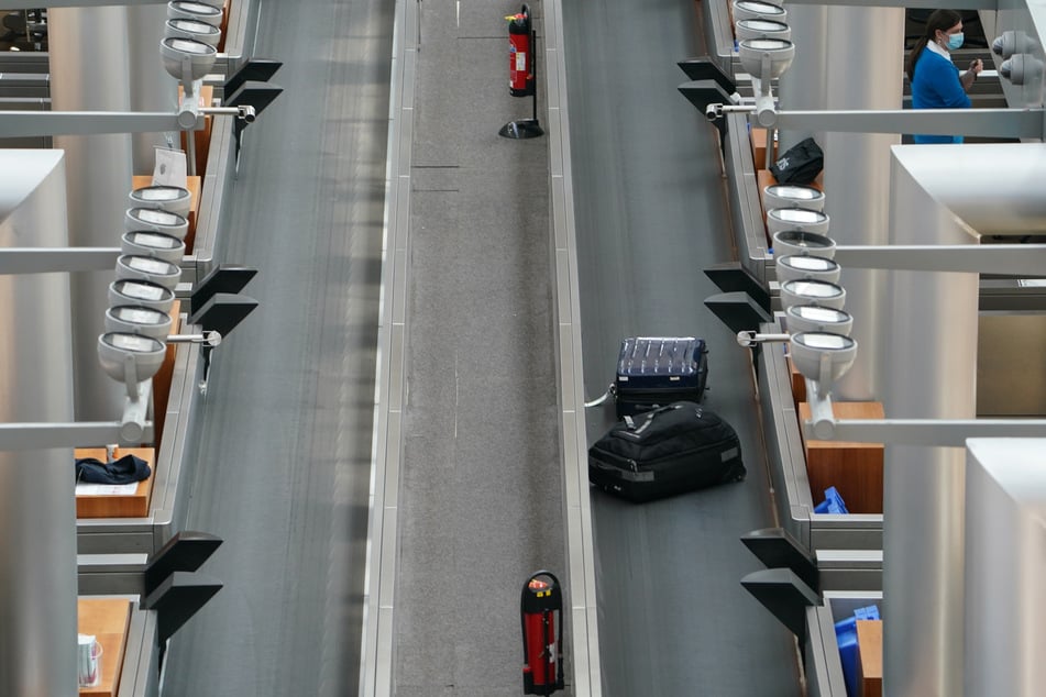 Das Gepäckband zog den zweijährigen Jungen mit sich und schickte ihn ins Untergeschoss des Terminals. (Symbolbild)