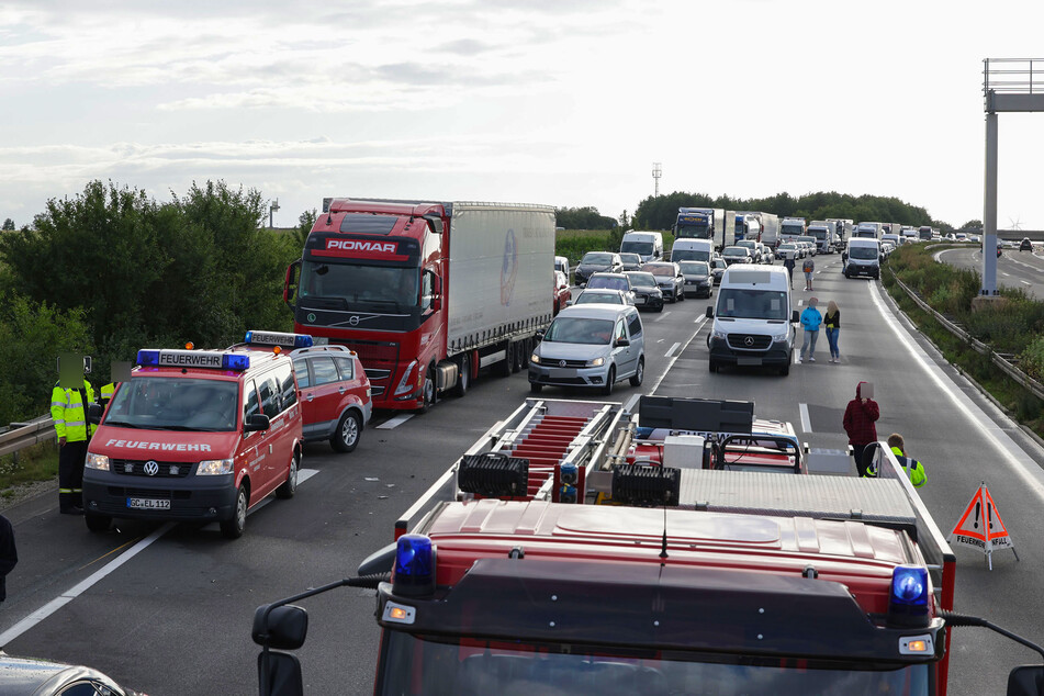 Wegen des Unfalls bildete sich auf der A4 ein langer Stau - die Autobahn war am Montagabend komplett dicht.
