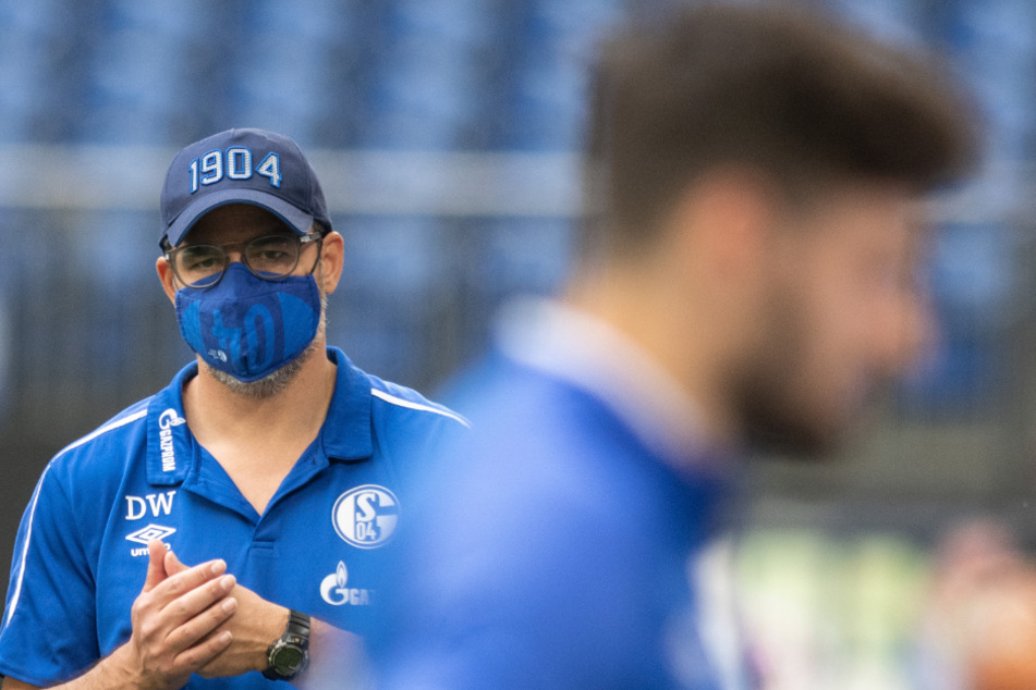 Schalke-Coach David Wagner (links), verschwommen ist auch der Gelsenkirchener Führungsspieler