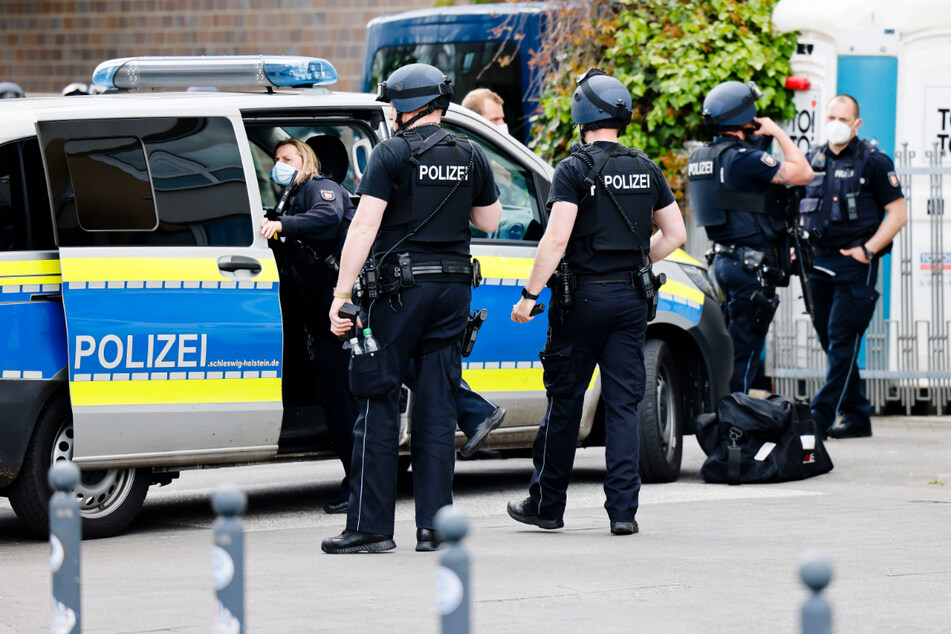 Polizisten verlassen das Kieler Brauereiviertel.