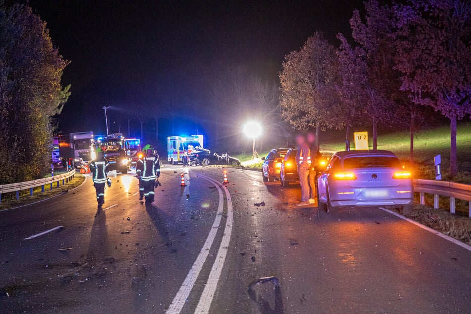 Die Staatsstraße musste für mehrere Stunden gesperrt werden - den Einsatzkräften bot sich ein wahres Trümmerfeld.