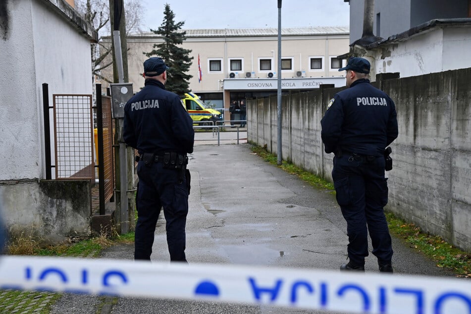 Der Zugang zur Schule ist abgeriegelt, Polizeibeamte sperrten den Tatort weiträumig ab.