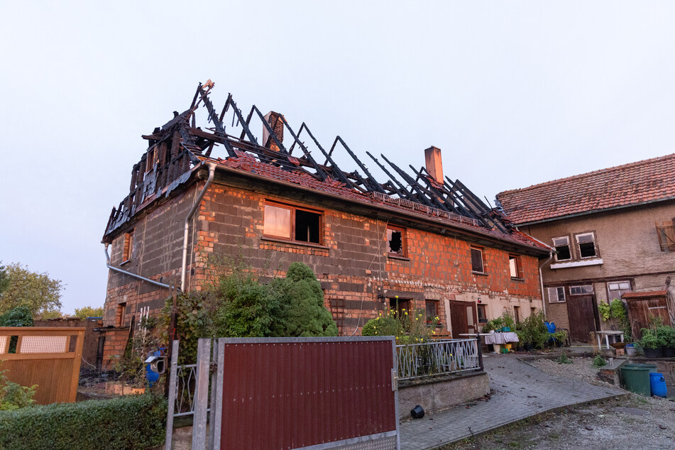 Brand in Holzschuppen greift auf Wohnhaus über und vernichtet den Dachstuhl