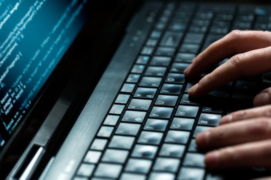 Ein Jungendlicher soll hinter Hackerangriffen auf mehrere deutsche Unternehmen stecken. (Symbolbild)