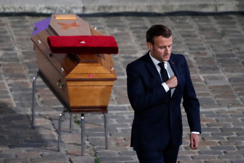 Oktober 2020: Staatspräsident Emmanuel Macron verlässt den Sarg des ermordeten Lehrers Samuel Paty während einer nationalen Gedenkveranstaltung im Innenhof der Universität Sorbonne, nachdem er ihm die letzte Ehre erwiesen hat.