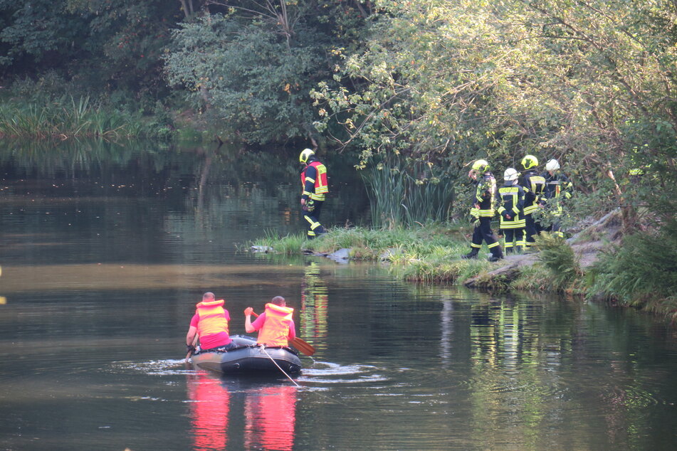 Feuerwehr und Polizei suchen derzeit nach einem vermissten Mann in Lößnitz.