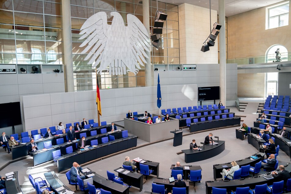 Der Bundestag hat am Freitag die Pandemie-Notlage verlängert.