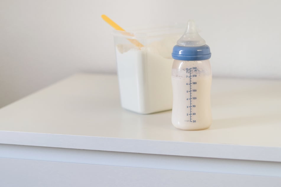 Der Lebensmittelriese Nestlé hat inzwischen auch in Deutschland Babynahrung zurückgerufen. (Symbolbild)