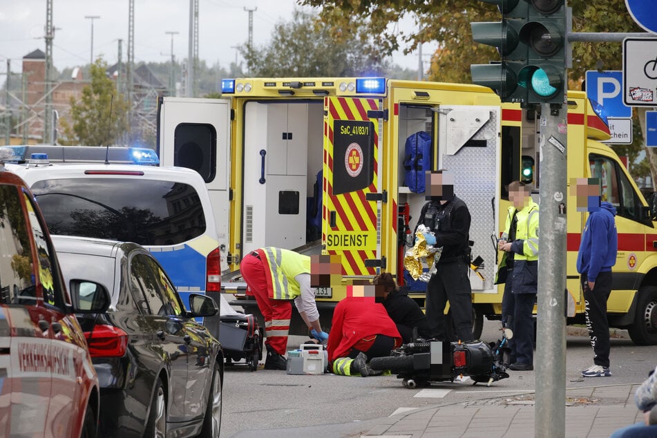 Zahlreiche Rettungskräfte eilten zum Unfallort: Der Fußgänger wurde versorgt und anschließend in ein Krankenhaus gebracht.