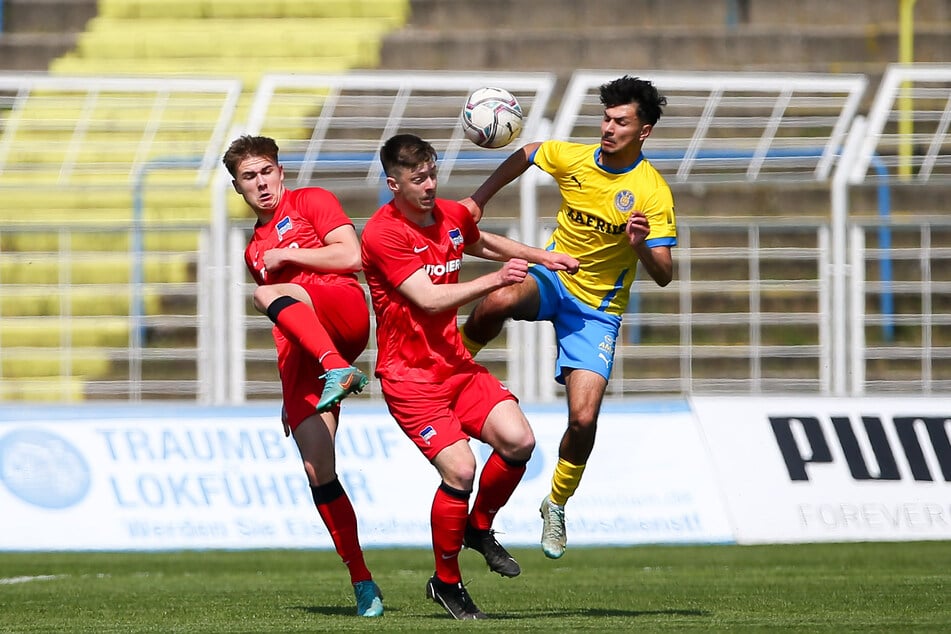 In der Vorsaison war Marten Winkler (20, l.) für die Hertha-Bubis in der Regionalliga Nordost noch deutlich zurückhaltender unterwegs.