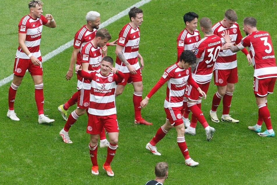 Konnten schon früh zwei Mal jubeln: Fortuna Düsseldorf um Torschütze Christos Tzolis.