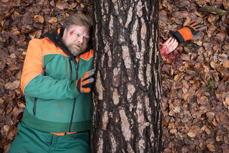 Der Forstarbeiter Jens Kling (gespielt von Michael A. Grimm, 55) kämpft ums Überleben, nachdem ein Baum seinen Arm eingeklemmt hat.