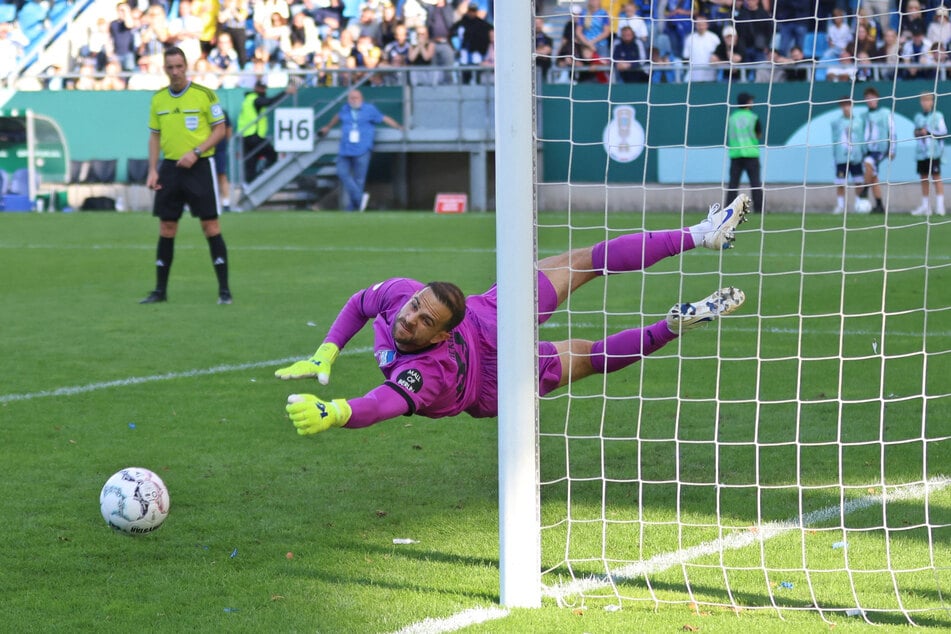 Marius Gersbeck sicherte Hertha in Saarbrücken im Elfmeterschießen das Weiterkommen.