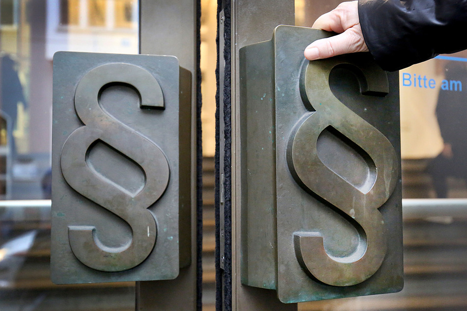 In Köln soll ein überforderter Verwaltungsmitarbeiter zwei Antragstellern privat Geld geliehen haben (Symbolfoto).