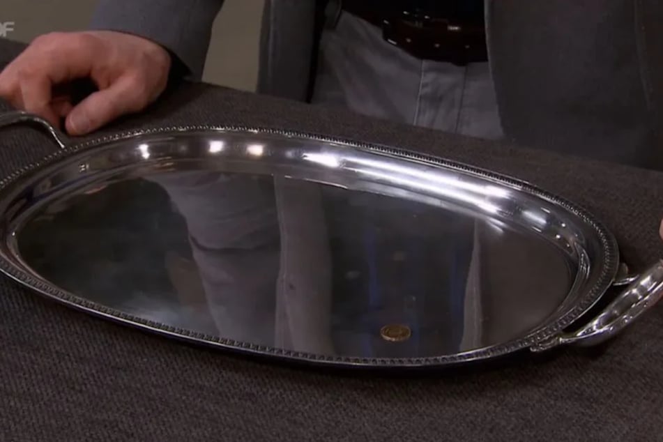 Das Silbertablett wurde in den 1950er-Jahren von der Firma Wilkens in Bremen hergestellt.