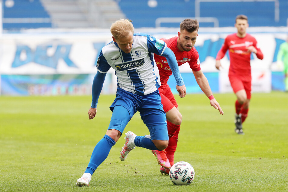 Magdeburg-Kicker Sören Bertram (29, links) und FSV-Mittelfeldmann Can Coskun (23) im Zweikampf.
