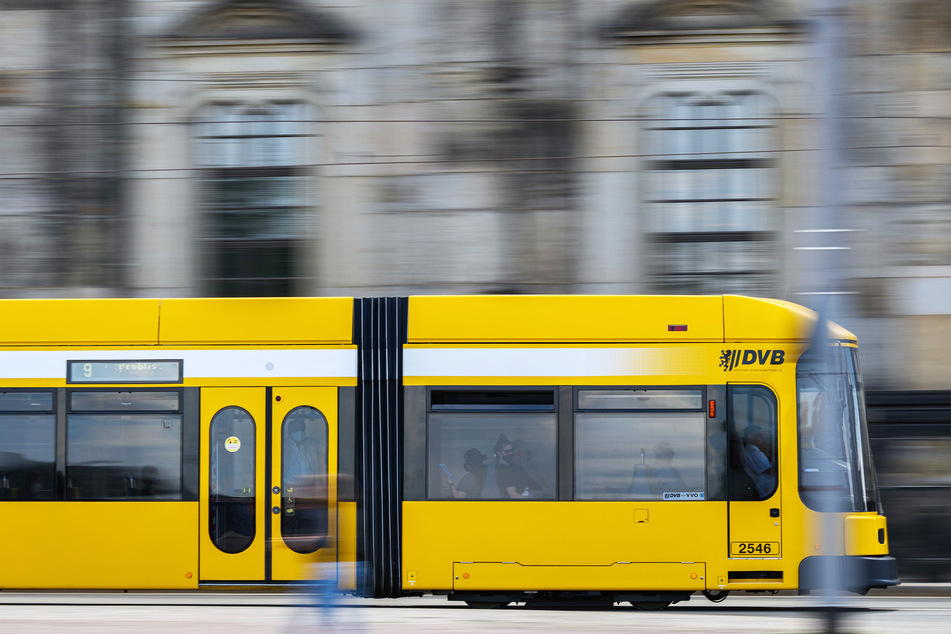 Bus und Bahn fahren wird für viele billiger - das 49-Euro-Ticket kommt.