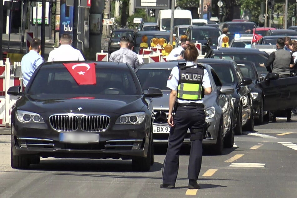 Stuttgart: Hochzeitskorso legt Verkehr in Stuttgarter Innenstadt lahm